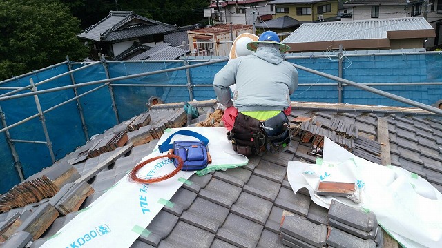 岐阜市で強風被害により棟瓦が崩れ雨漏りした瓦屋根の修理工事、棟の積み直し工事を実施